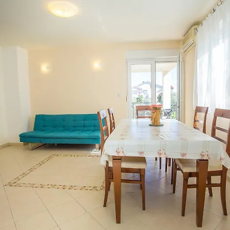 Luka Apartment *